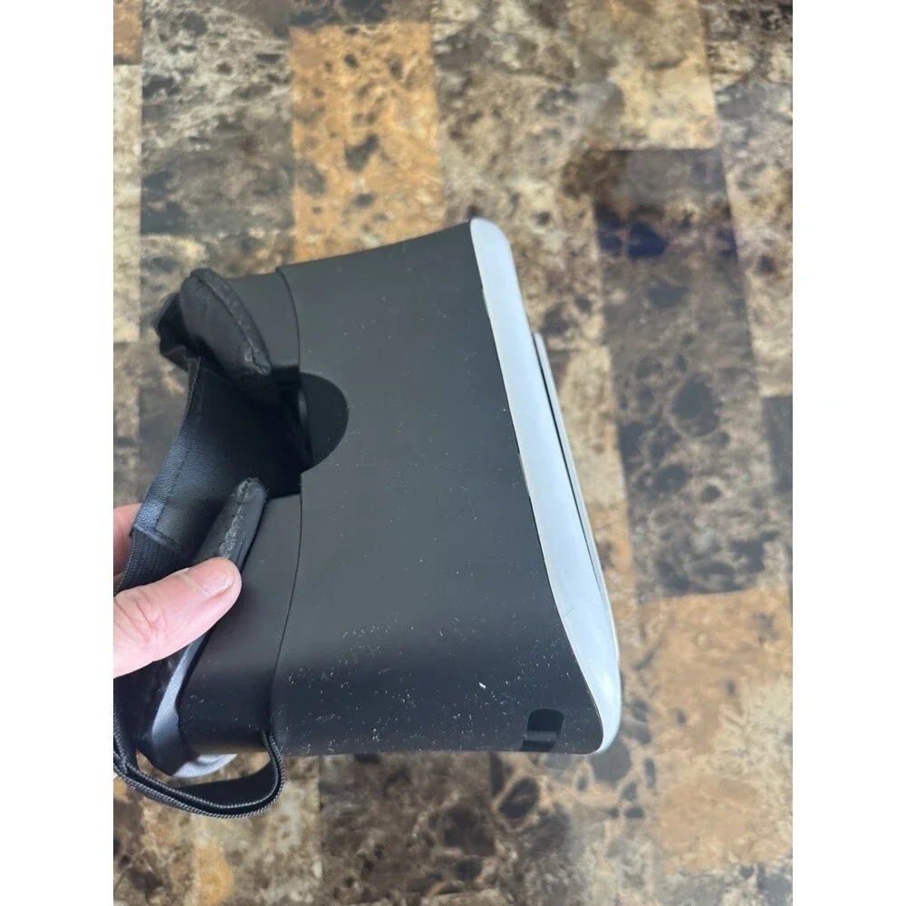American Eagle Outfitters Mobile Phone Virtual Reality Headset